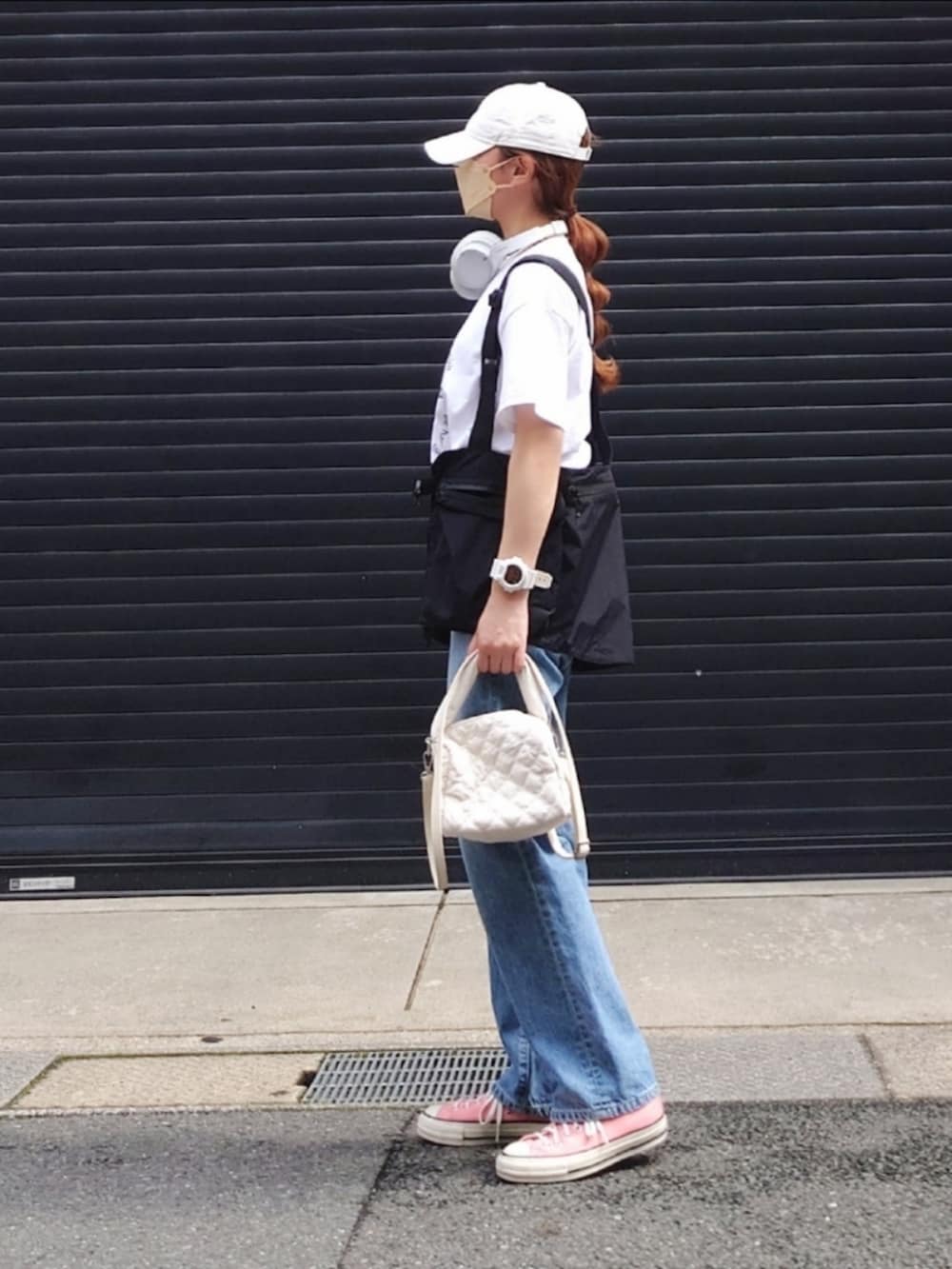 「ロゴT、白Tシャツ、デニム、ベスト、レイヤードスタイル、キャップ、スニーカー、大人カジュアル、シンプルコーデ、カジュアルコーデ、春夏コーデ、休日スタイル、初夏コーデ、Q♥︎、SOMETHING」|「QのサークルロゴT(Tシャツ/カットソー、ホワイト系)」を使った、マルルン♪ さん(レディース・159cm)の春コーディネートの4枚目の写真