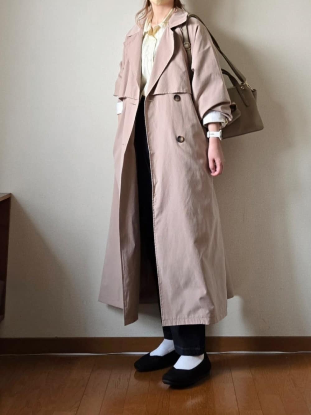 ベージュ系のトレンチコート、イエロー系のシャツ/ブラウス、ブルー系のその他パンツを着用したレディースの春コーディネートの2枚目の写真