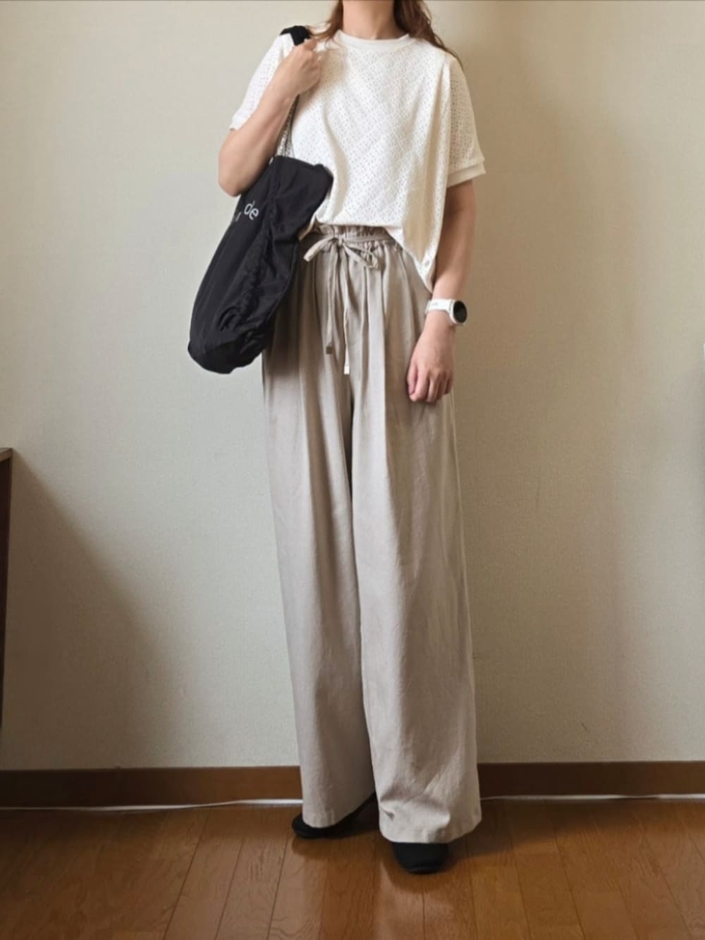 ホワイト系のTシャツ/カットソー、ベージュ系のその他パンツ、ブラック系のトートバッグを着用したレディースの夏コーディネートの2枚目の写真