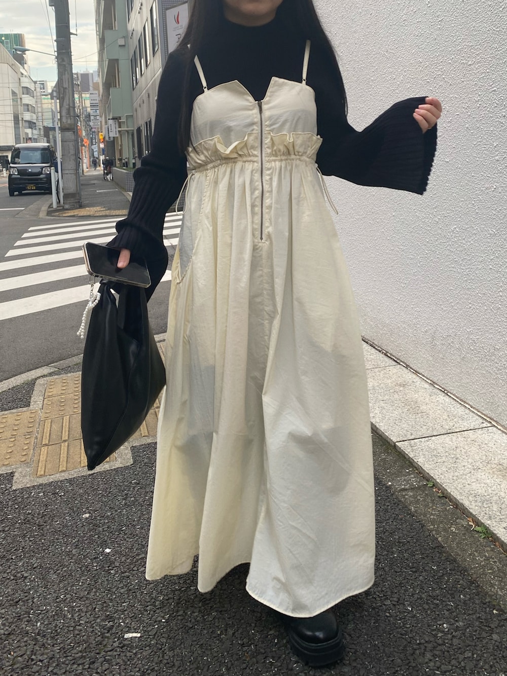 「秋冬コーデ、冬コーデ、冬、休日スタイル、ワンピース、モノトーン、モノトーンコーデ、カジュアルコーデ、カジュアル、カジュアルガーリー、低身長コーデ、きれいめカジュアル、低身長女子、低身長、オトナカジュアル」｜「EVOLの【EVOL】ソフトストレッチ厚底ブーツ IV5271（ブーツ、ブラック系）」を使った、yoniさん（レディース・146cm）の冬コーディネートの3枚目の写真