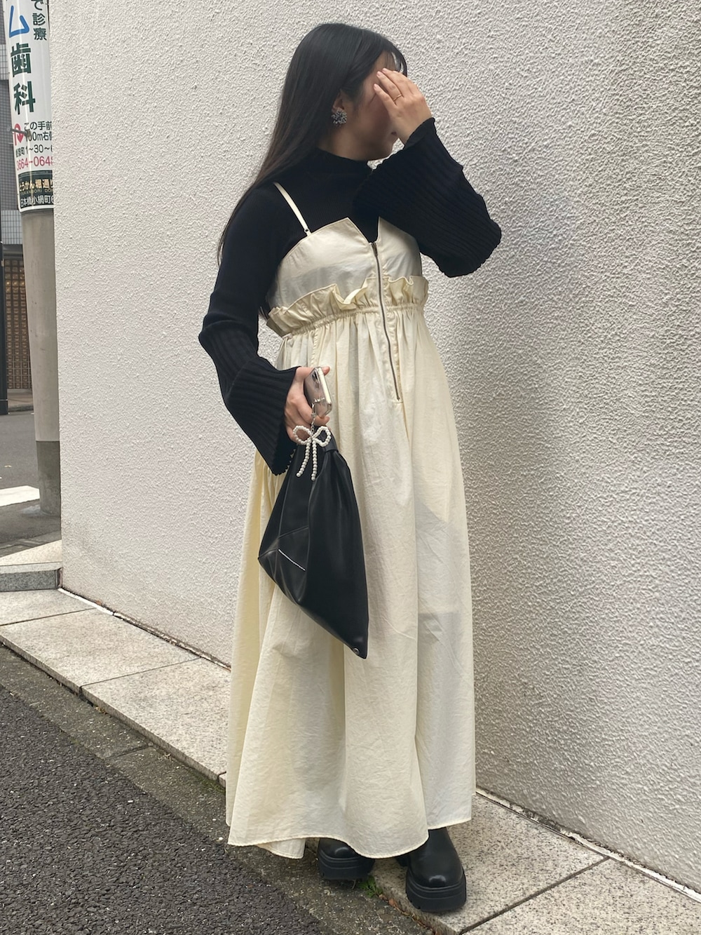 「秋冬コーデ、冬コーデ、冬、休日スタイル、ワンピース、モノトーン、モノトーンコーデ、カジュアルコーデ、カジュアル、カジュアルガーリー、低身長コーデ、きれいめカジュアル、低身長女子、低身長、オトナカジュアル」｜「EVOLの【EVOL】ソフトストレッチ厚底ブーツ IV5271（ブーツ、ブラック系）」を使った、yoniさん（レディース・146cm）の冬コーディネートの2枚目の写真