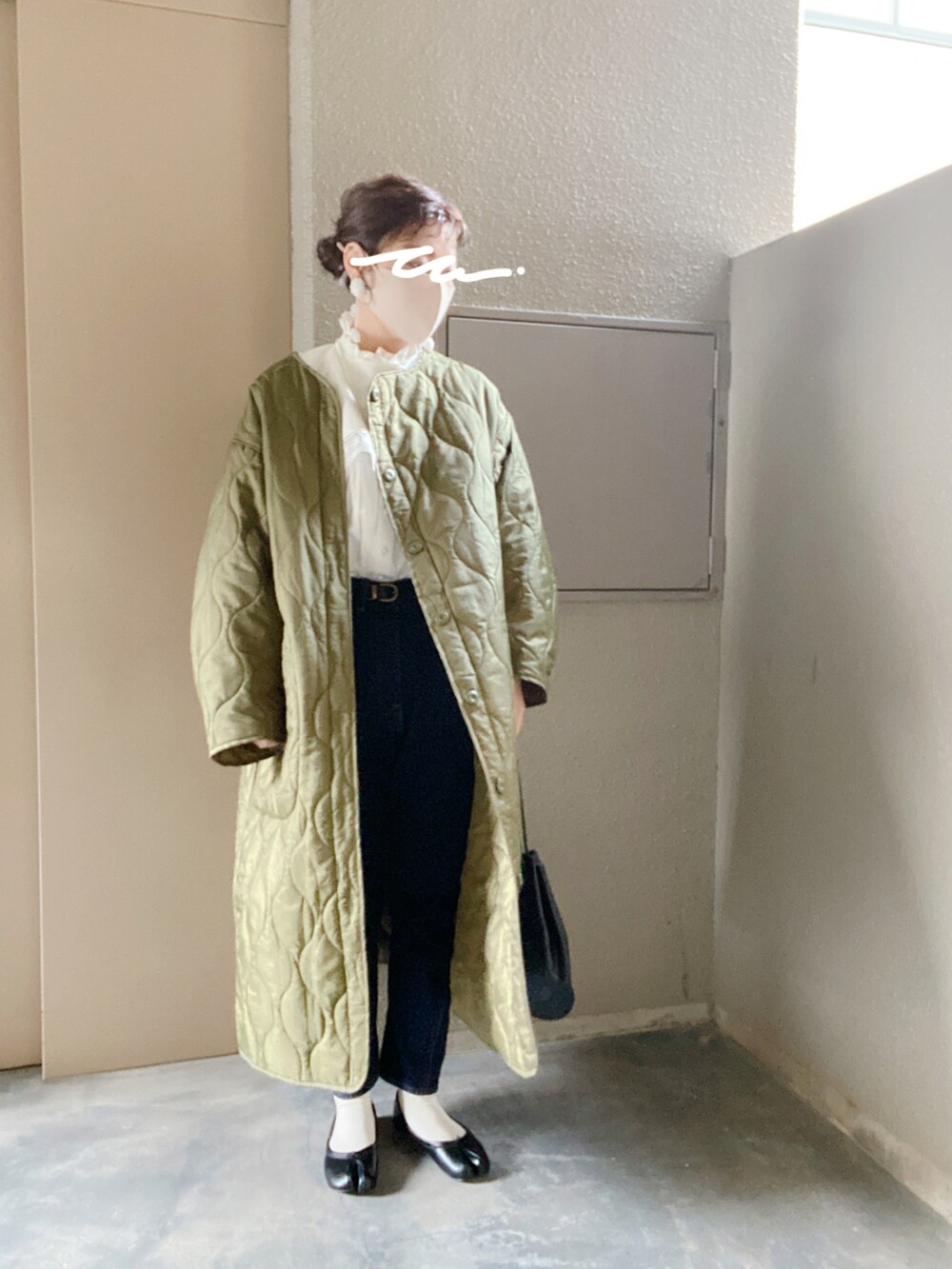 「PERNAのアイテム（シャツ/ブラウス、ホワイト系）」を使った、erikaさん（レディース・160cm）の冬コーディネートの2枚目の写真