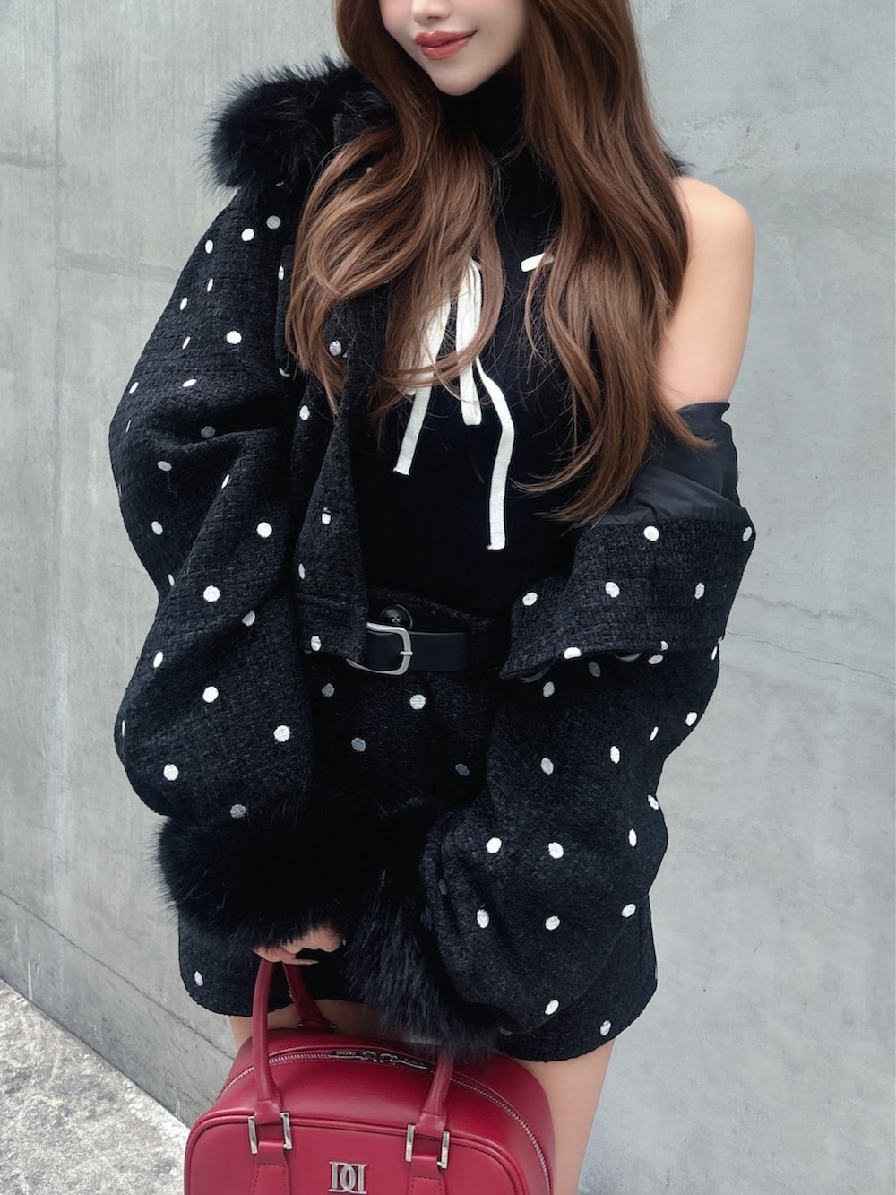 ブラック系のニット/セーター、ブラック系のブーツ、ブラック系のその他アウターを着用したレディースの秋コーディネートの3枚目の写真