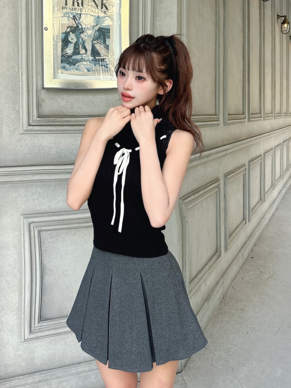 「ミニスカート、秋服、おでかけコーデ、シンプル、秋のコーデ、大人コーデ、今日のコーデ、キレイめコーデ、モノトーンコーデ、プリーツスカート、Darich、darich、ダーリッチ、ニット、ニット/セーター」｜「Darichのステッチリボンノースリニットトップス（ニット/セーター、ブラック系）」を使った、Darichさん（レディース・158cm）の秋コーディネートの2枚目の写真