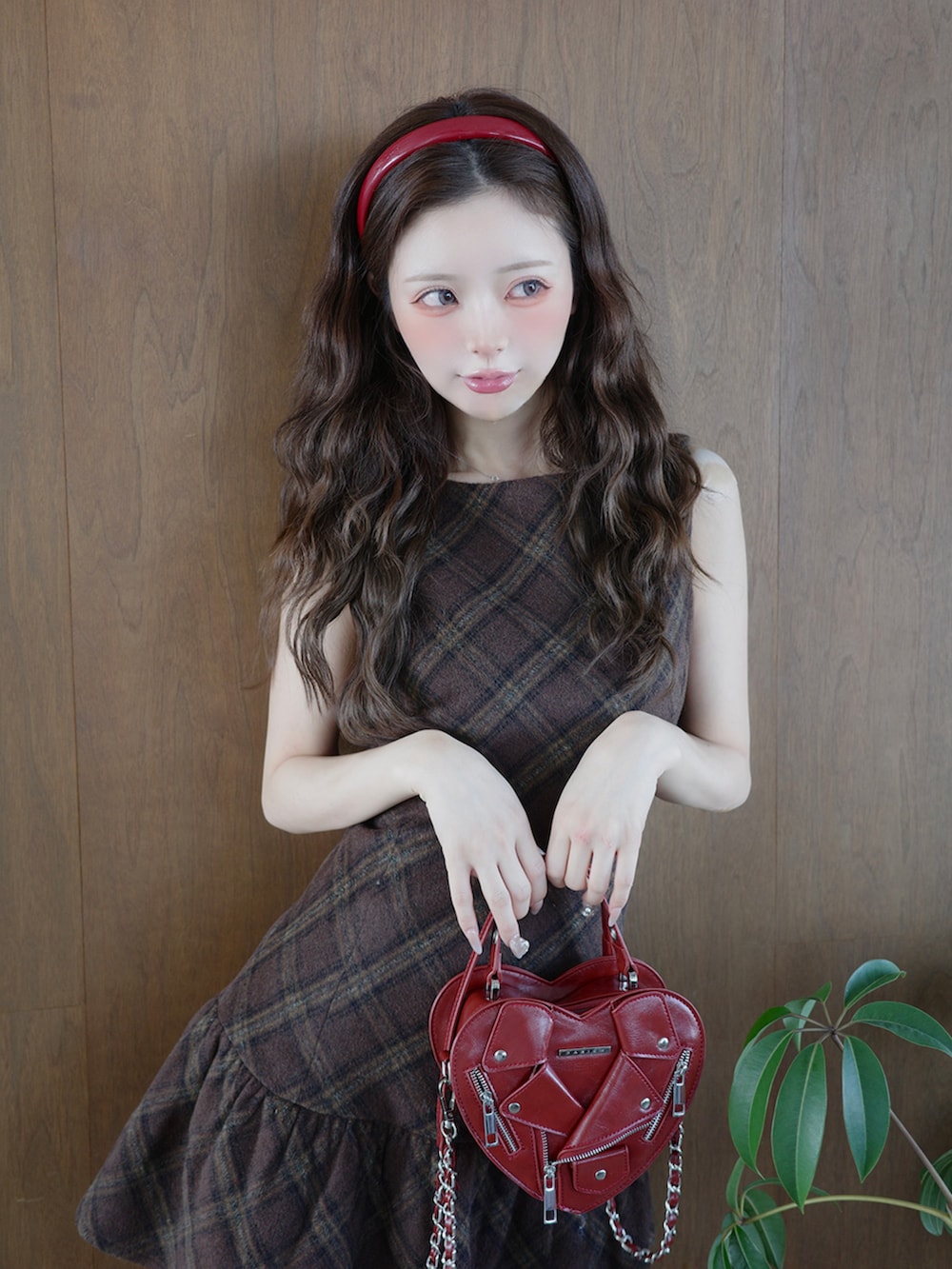 ブラウン系のワンピースを着用したレディースの夏コーディネートの2枚目の写真