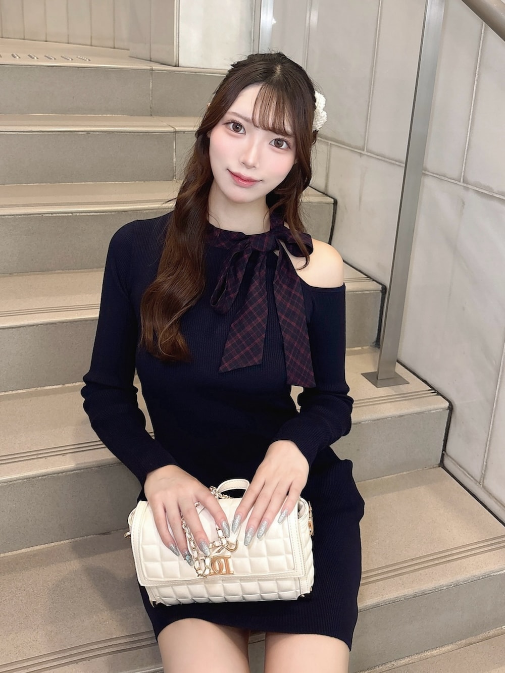 ブルー系のワンピース、ブラック系のブーツを着用したレディースの冬コーディネートの2枚目の写真