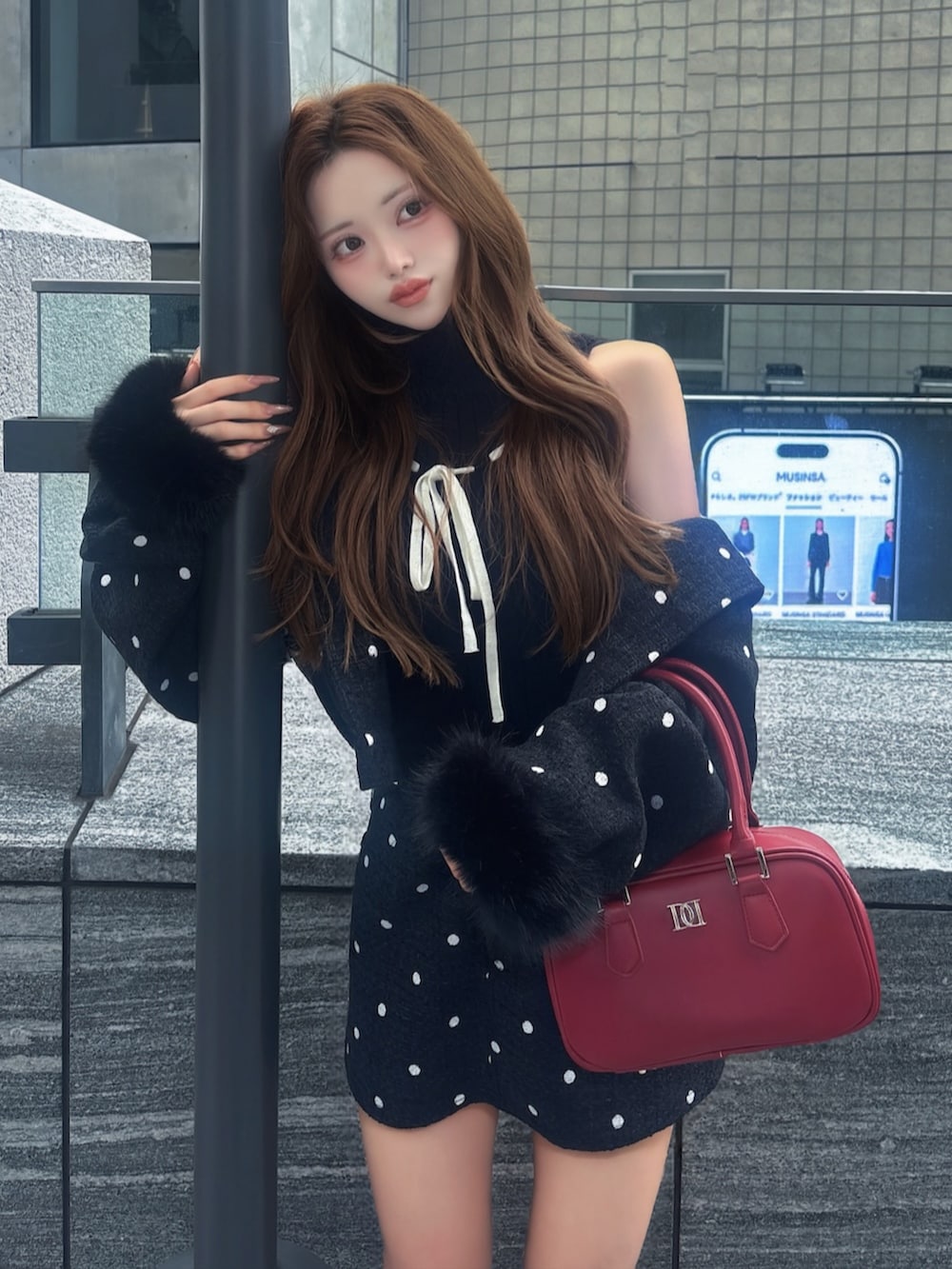 ブラック系のニット/セーター、ブラック系のブーツ、ブラック系のその他アウターを着用したレディースの秋コーディネートの4枚目の写真