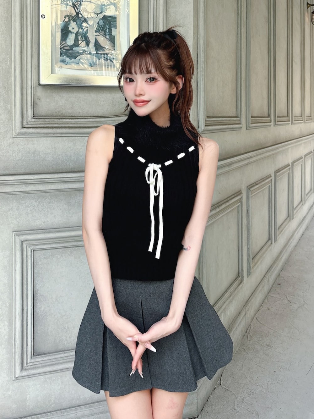 「ミニスカート、秋服、おでかけコーデ、シンプル、秋のコーデ、大人コーデ、今日のコーデ、キレイめコーデ、モノトーンコーデ、プリーツスカート、Darich、darich、ダーリッチ、ニット、ニット/セーター」｜「Darichのステッチリボンノースリニットトップス（ニット/セーター、ブラック系）」を使った、Darichさん（レディース・158cm）の秋コーディネートの3枚目の写真