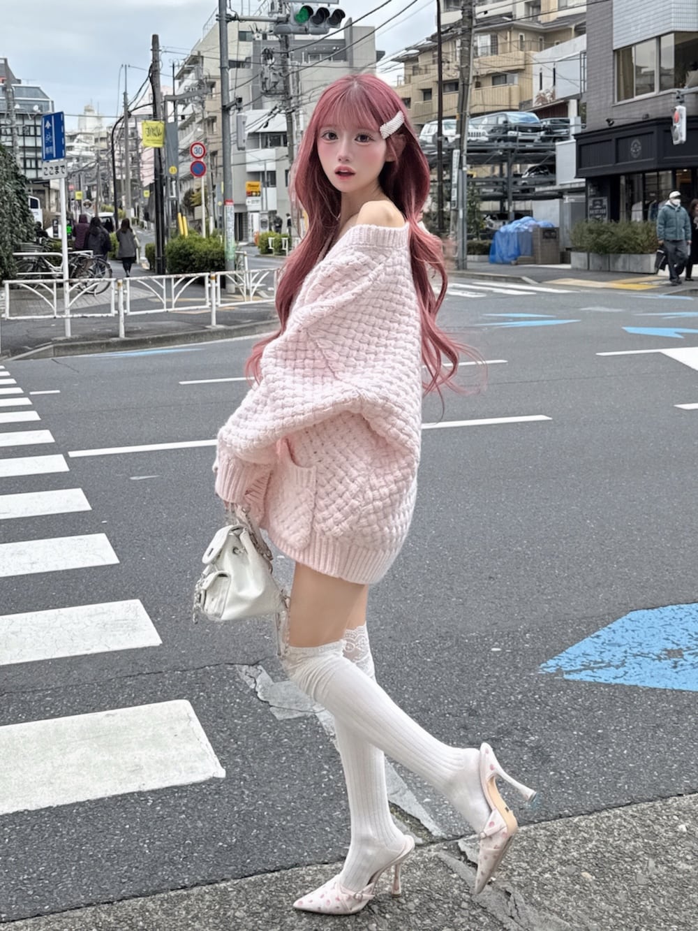 ピンク系のカーディガン/ボレロを着用したレディースの冬コーディネートの2枚目の写真