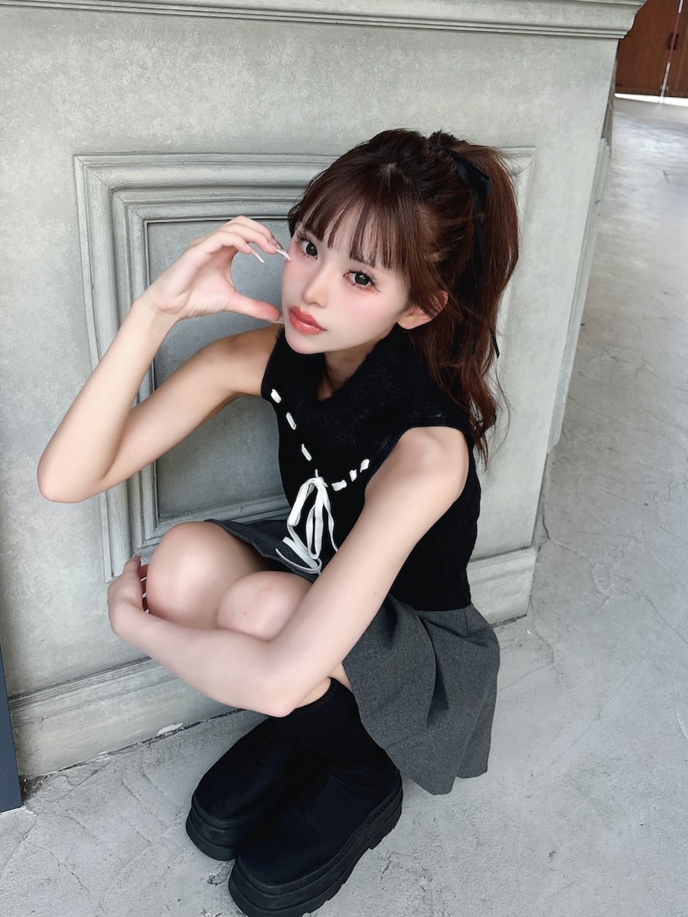 「ミニスカート、秋服、おでかけコーデ、シンプル、秋のコーデ、大人コーデ、今日のコーデ、キレイめコーデ、モノトーンコーデ、プリーツスカート、Darich、darich、ダーリッチ、ニット、ニット/セーター」｜「Darichのステッチリボンノースリニットトップス（ニット/セーター、ブラック系）」を使った、Darichさん（レディース・158cm）の秋コーディネートの5枚目の写真