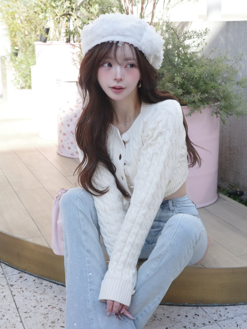 ホワイト系のワンピース、ブルー系のデニムパンツを着用したレディースの冬コーディネートの4枚目の写真