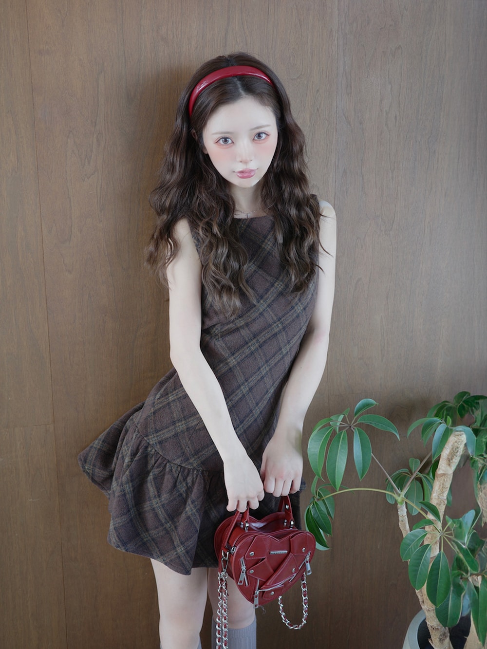 ブラウン系のワンピースを着用したレディースの夏コーディネートの3枚目の写真