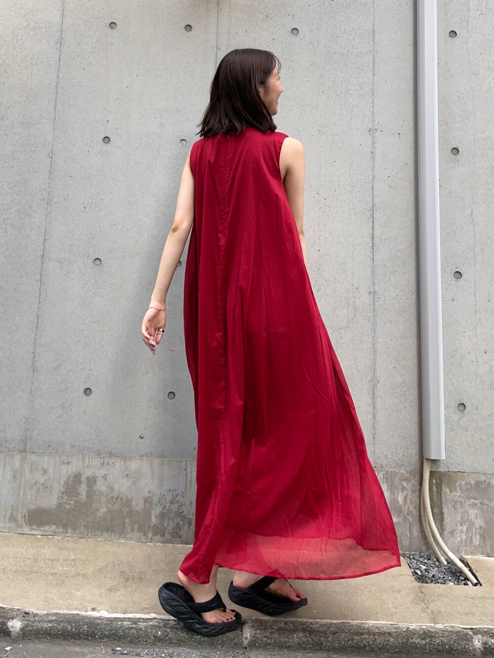 レッド系のワンピース/ドレス、ブラック系のサンダルを着用したレディースの夏コーディネートの2枚目の写真