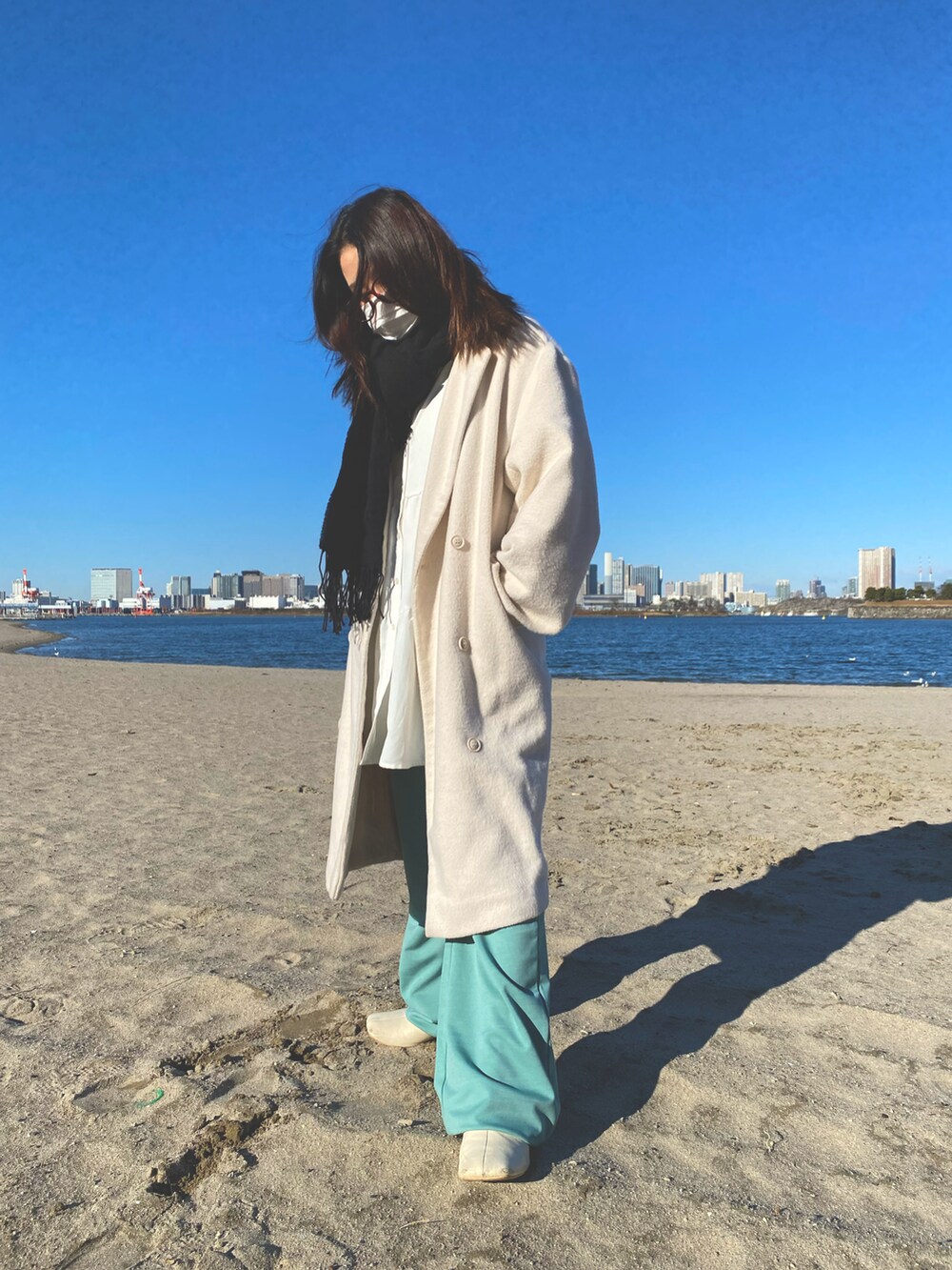 「差し色、パンツスタイル、大人かわいい、春、メガネ女子、白、青×白、GUコーデ、低身長、いいね、save、フォローお願いします🤑」｜「INGNIのアイテム（ピーコート、ホワイト系）」を使った、CHANGさん（レディース・156cm）の冬コーディネートの2枚目の写真