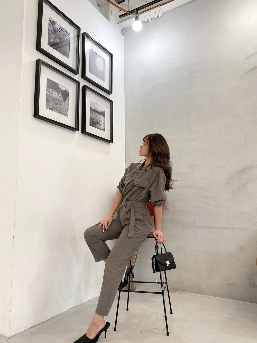 「GYDAの【GYDA×KODAKUMI】BACK OPEN PEACH SKINロンパース（サロペット/オーバーオール、グレー系）」を使った、mikuさん（レディース・160cm）の秋コーディネートの2枚目の写真