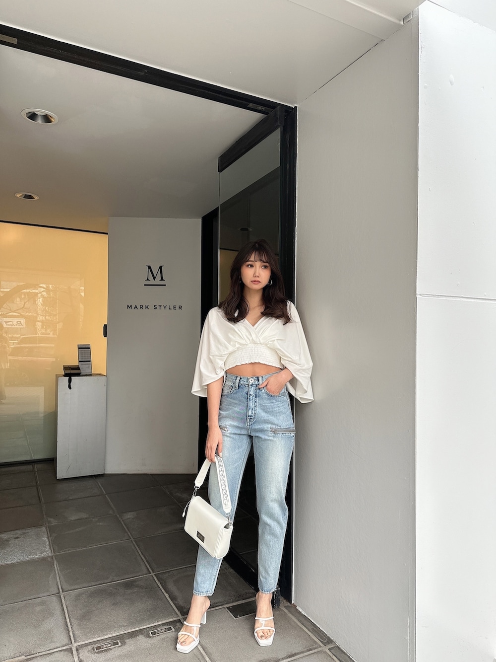 「GYDAの2WAYスリーブカシュクールドルマンカットTOPS（Tシャツ/カットソー、ホワイト系）」を使った、mikuさん（レディース・160cm）の春コーディネートの2枚目の写真