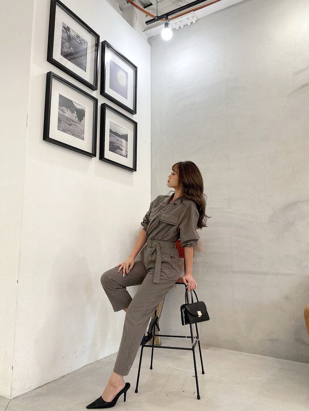 「GYDAの【GYDA×KODAKUMI】BACK OPEN PEACH SKINロンパース（サロペット/オーバーオール、グレー系）」を使った、mikuさん（レディース・160cm）の秋コーディネートの3枚目の写真