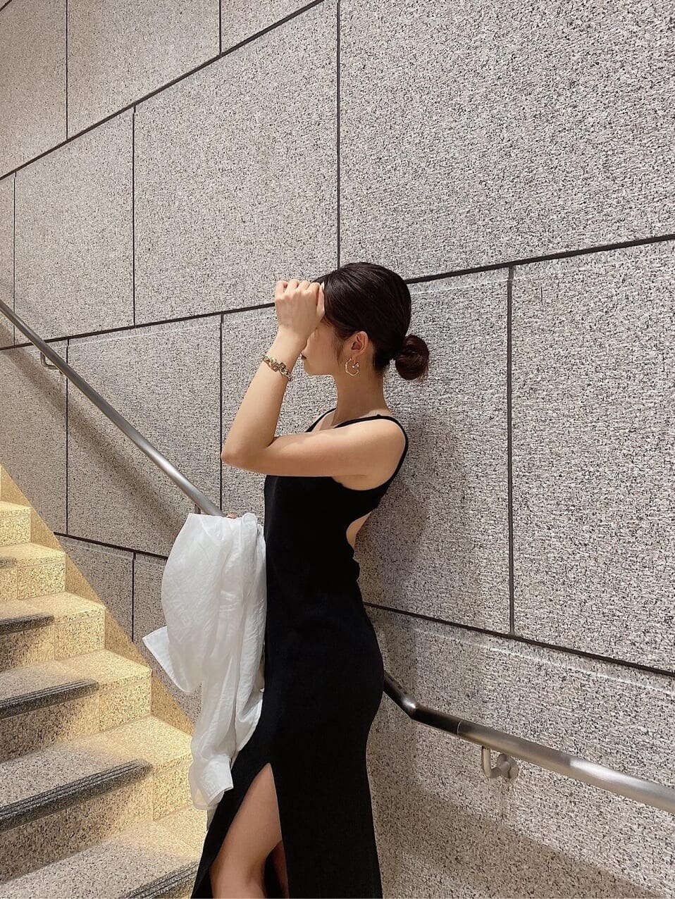 ブラック系のワンピースを着用したレディースの秋コーディネートの3枚目の写真