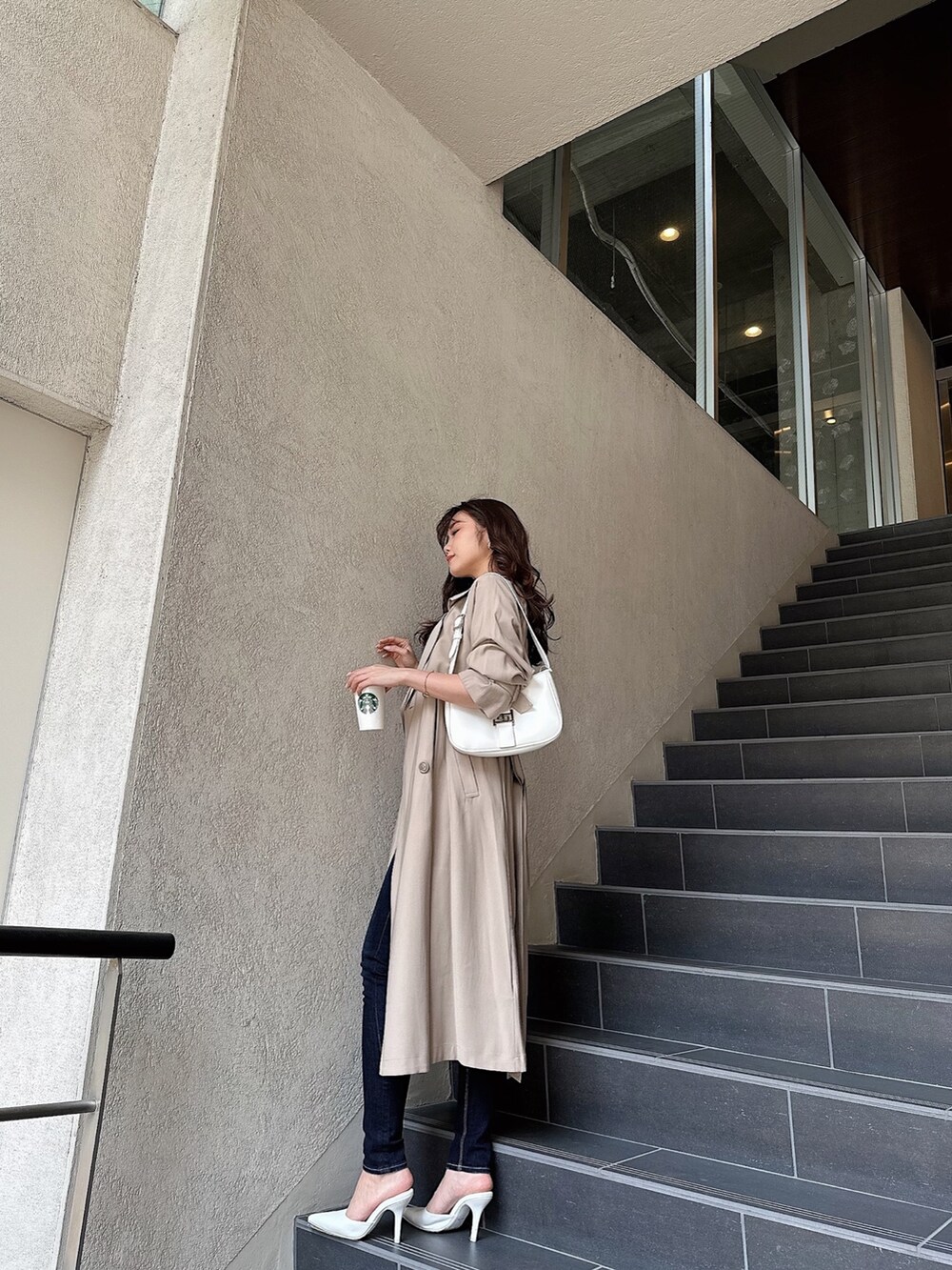「GYDAのLOOSEトレンチコート（トレンチコート、ベージュ系）」を使った、mikuさん（レディース・160cm）の春コーディネートの2枚目の写真