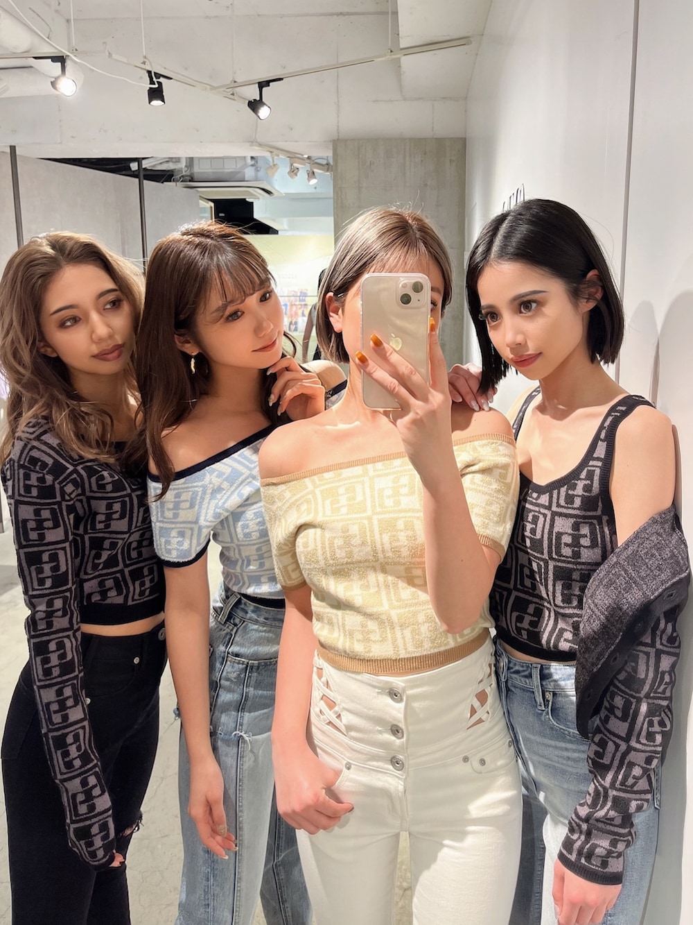 「GYDAのGG TILE PATTERN SHORTニットトップス（ニット/セーター、ブルー系）」を使った、mikuさん（レディース・160cm）の冬コーディネートの2枚目の写真