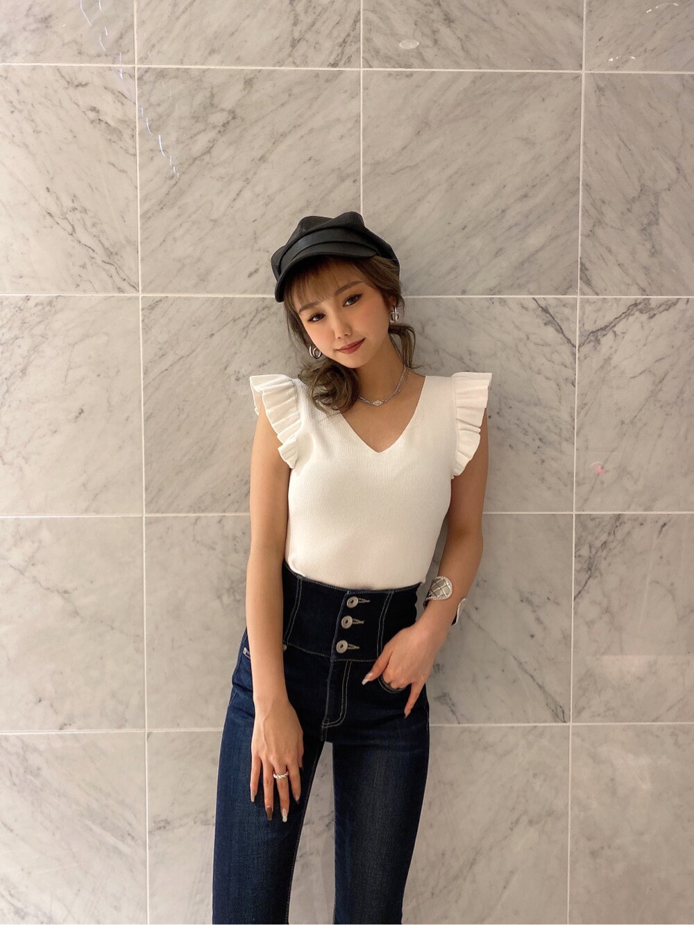 ブルー系のデニムパンツ、ホワイト系のニット/セーターを着用したレディースの春コーディネートの2枚目の写真