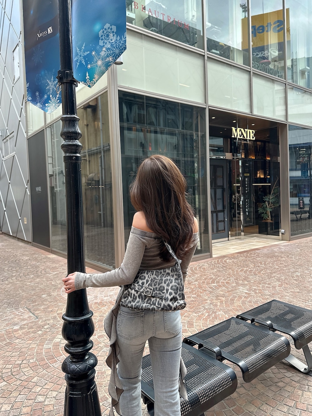 ブルー系のデニムパンツ、グレー系のTシャツ/カットソーを着用したレディースの冬コーディネートの3枚目の写真