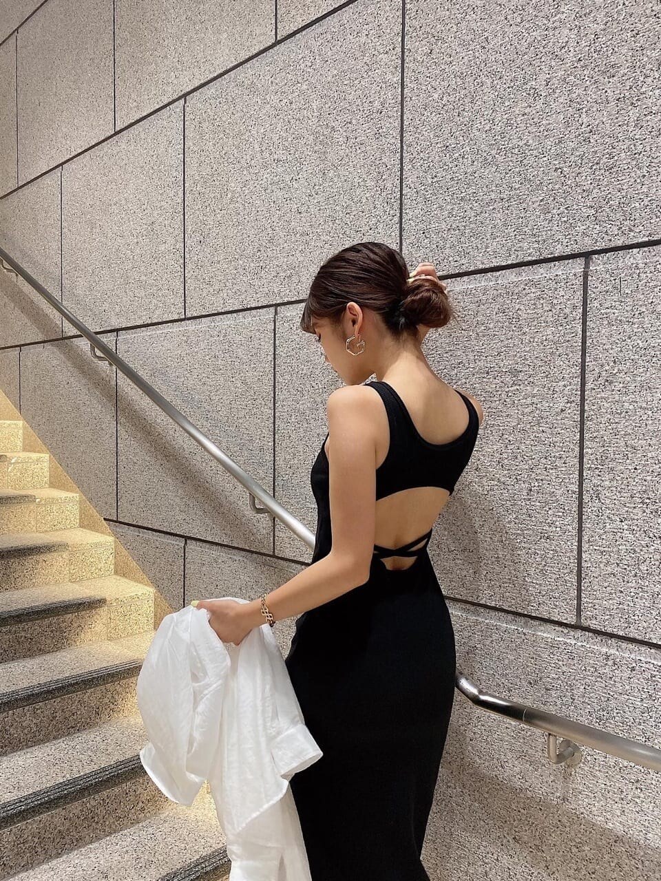 ブラック系のワンピースを着用したレディースの秋コーディネートの4枚目の写真