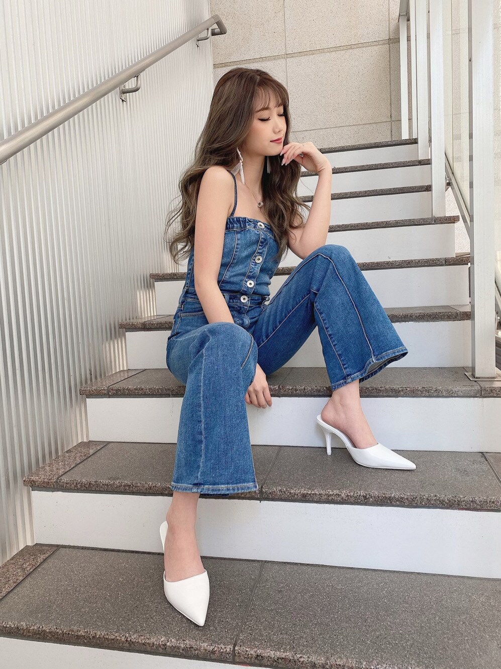 ホワイト系のパンプス、ホワイト系のピアス（両耳用）を着用したレディースの春コーディネートの2枚目の写真