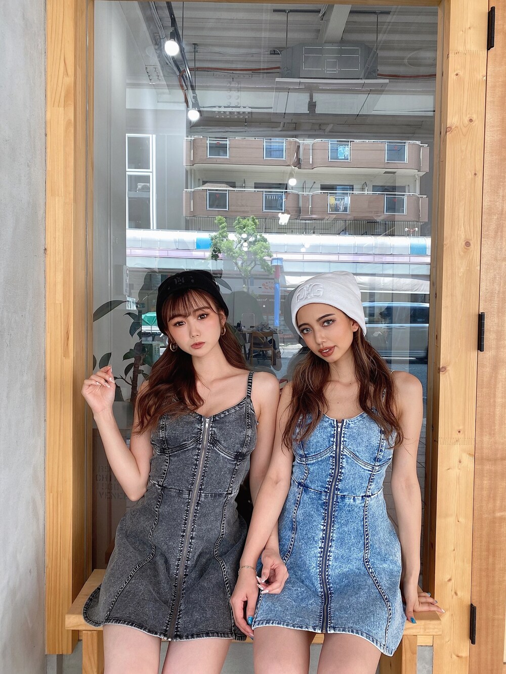 ブラック系のワンピースを着用したレディースの夏コーディネートの2枚目の写真