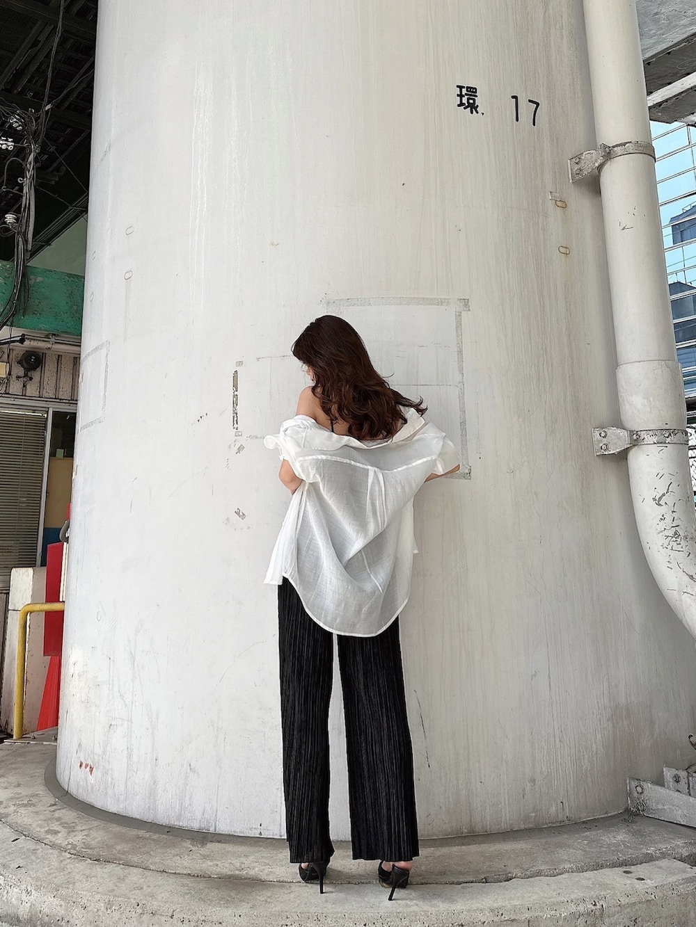 ブラック系のキャミソール、ホワイト系のシャツ/ブラウス、ブラック系のその他パンツを着用したレディースの春コーディネートの3枚目の写真