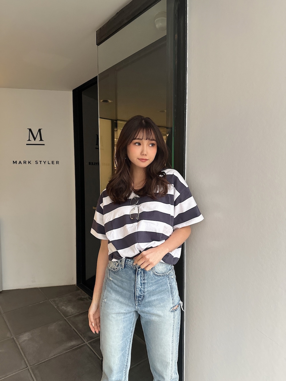 「GYDAのH/W サイドダメージSWITCHINGペグトップデニムパンツ（デニムパンツ、ブルー系）」を使った、mikuさん（レディース・160cm）の春コーディネートの4枚目の写真