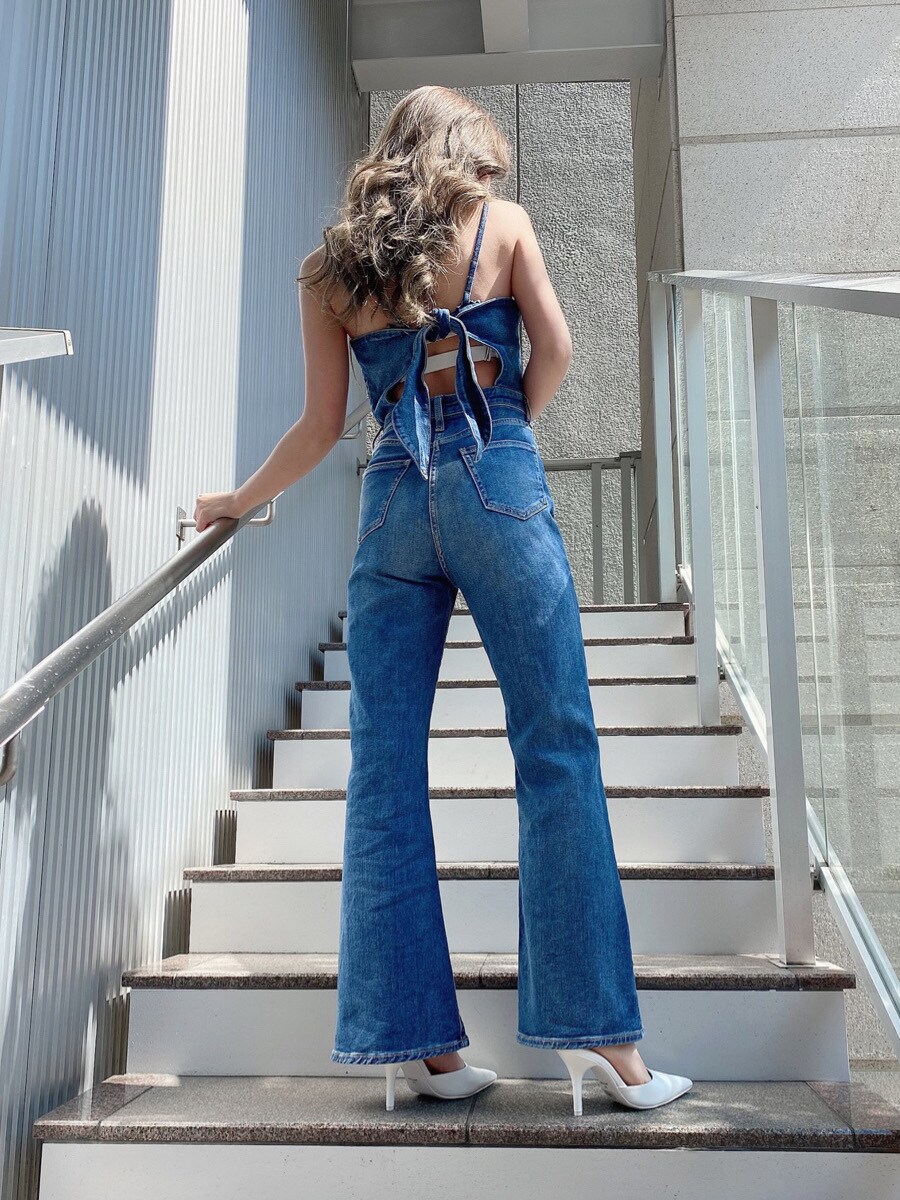 ホワイト系のパンプス、ホワイト系のピアス（両耳用）を着用したレディースの春コーディネートの3枚目の写真