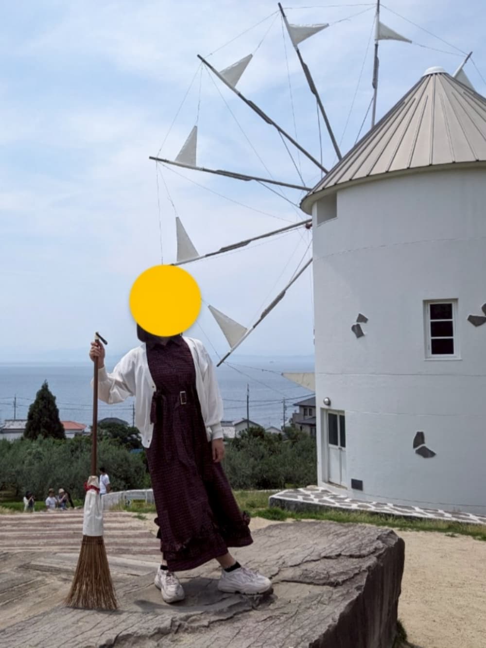 ピンク系のスニーカー、レッド系のワンピース、ベージュ系のショルダーバッグを着用したレディースの夏コーディネートの4枚目の写真