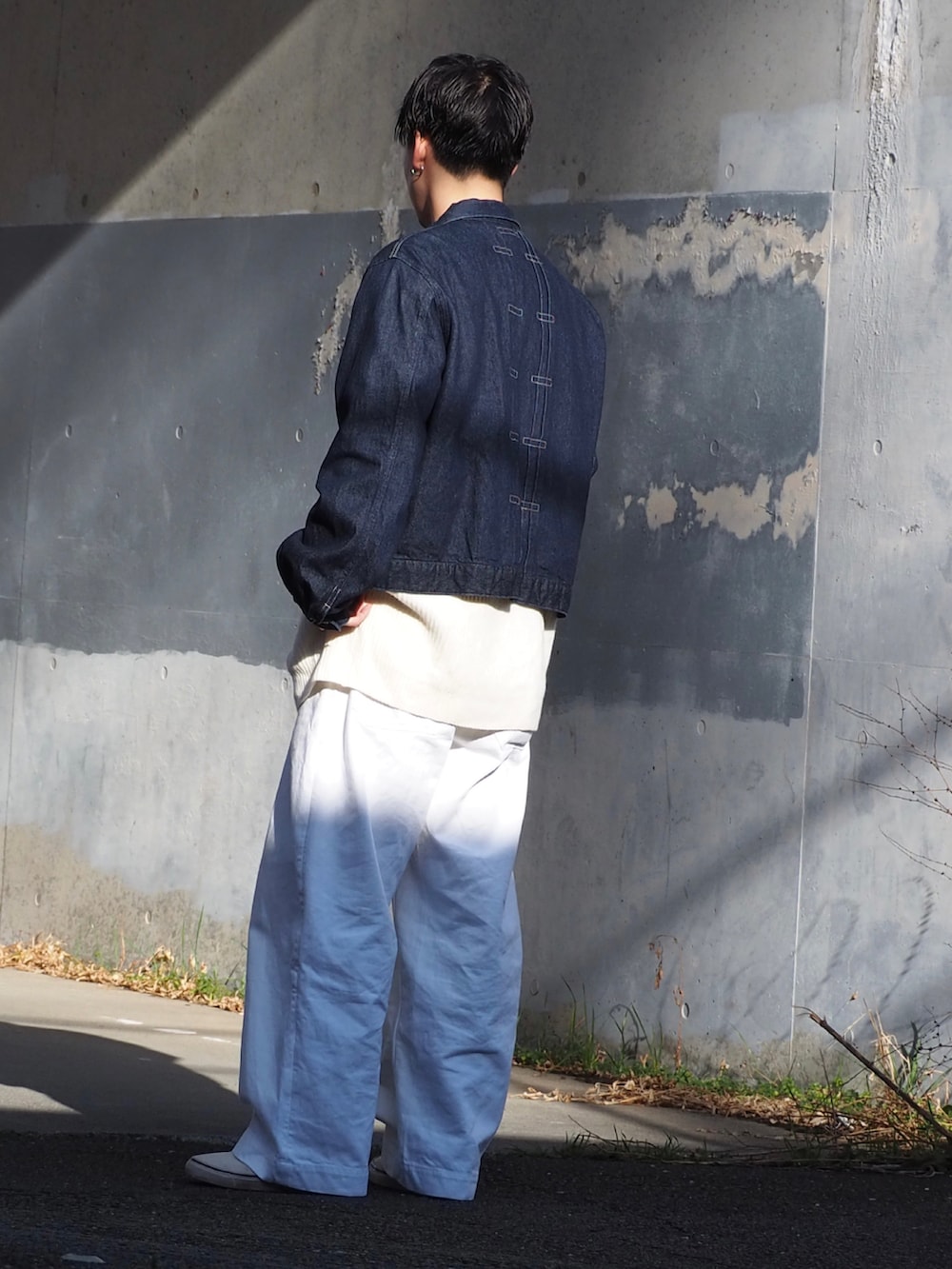 ホワイト系のカーディガン/ボレロ、ブルー系のデニムジャケット、ホワイト系のデニムパンツを着用したメンズの春コーディネートの3枚目の写真