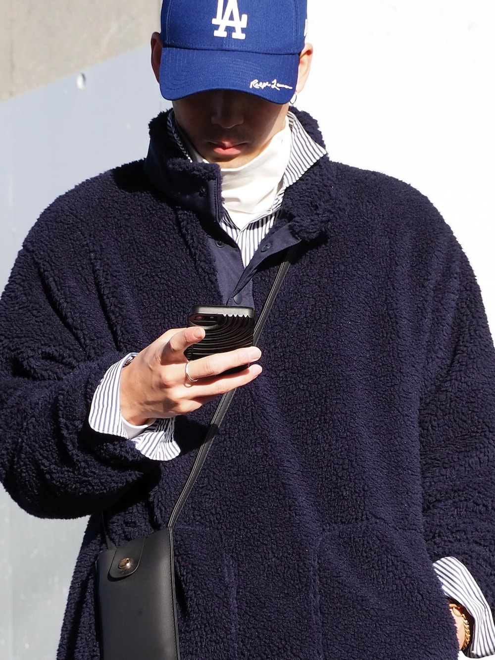 ホワイト系のTシャツ/カットソー、ブルー系のシャツ/ブラウス、ブラック系のスラックスを着用したメンズの冬コーディネートの3枚目の写真