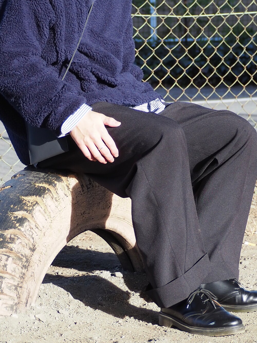 ホワイト系のTシャツ/カットソー、ブルー系のシャツ/ブラウス、ブラック系のスラックスを着用したメンズの冬コーディネートの5枚目の写真