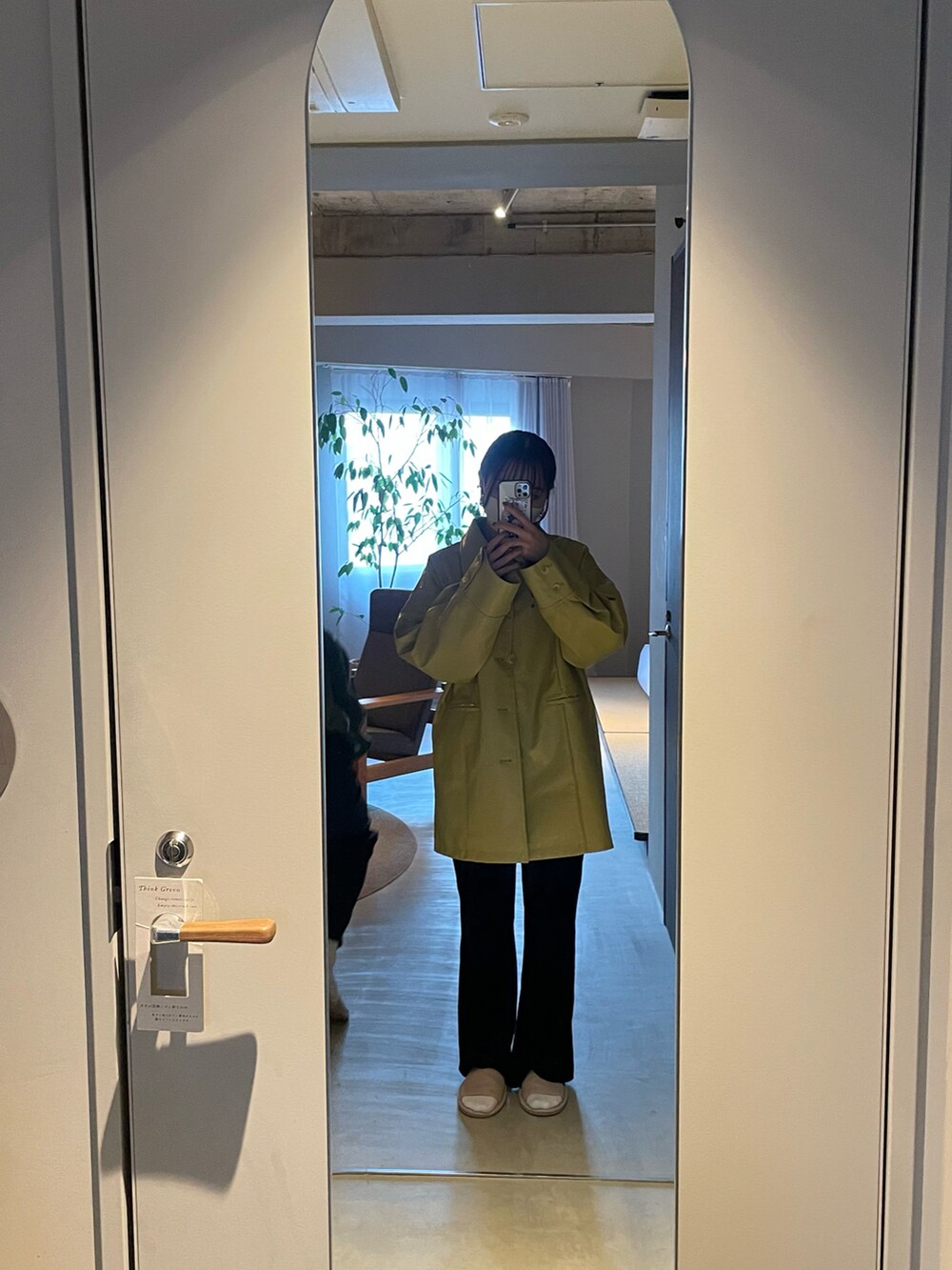 イエロー系のブルゾンを着用したレディースの春コーディネートの2枚目の写真