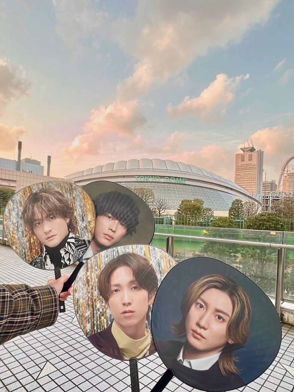 グリーン系のブルゾン、ブラック系のスニーカーを着用したレディースの冬コーディネートの4枚目の写真