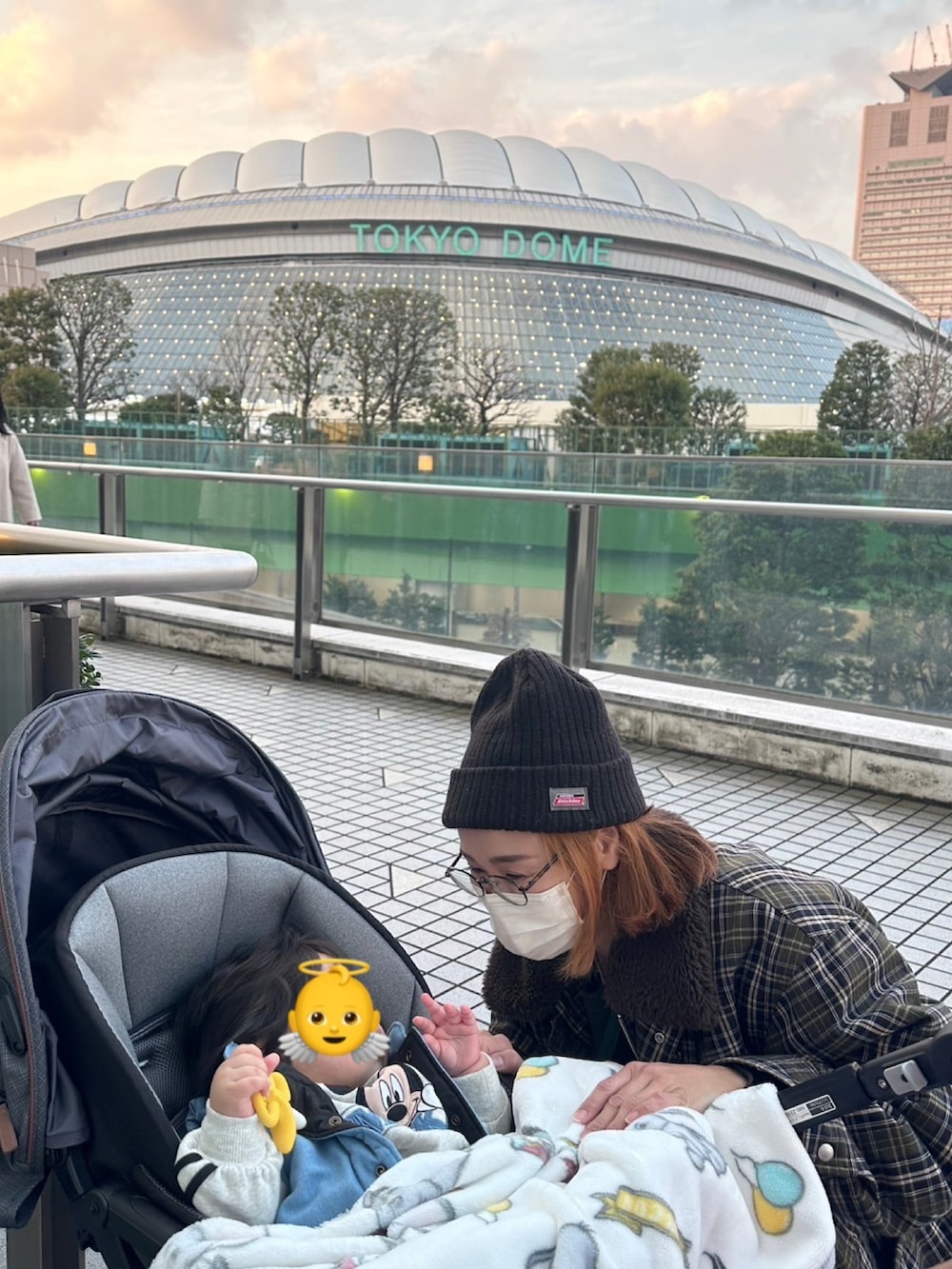 グリーン系のブルゾン、ブラック系のスニーカーを着用したレディースの冬コーディネートの2枚目の写真