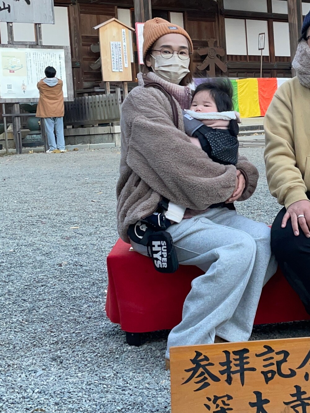 グレー系のスウェットパンツ、ベージュ系のスニーカー、ブラック系のトートバッグを着用したレディースの冬コーディネートの2枚目の写真