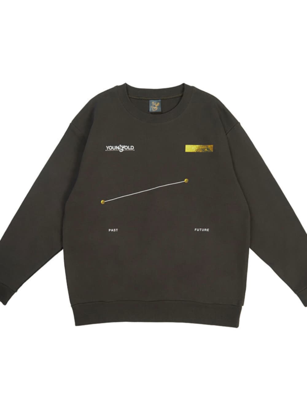 グリーン系のブルゾン、ブラック系のスニーカーを着用したレディースの冬コーディネートの5枚目の写真