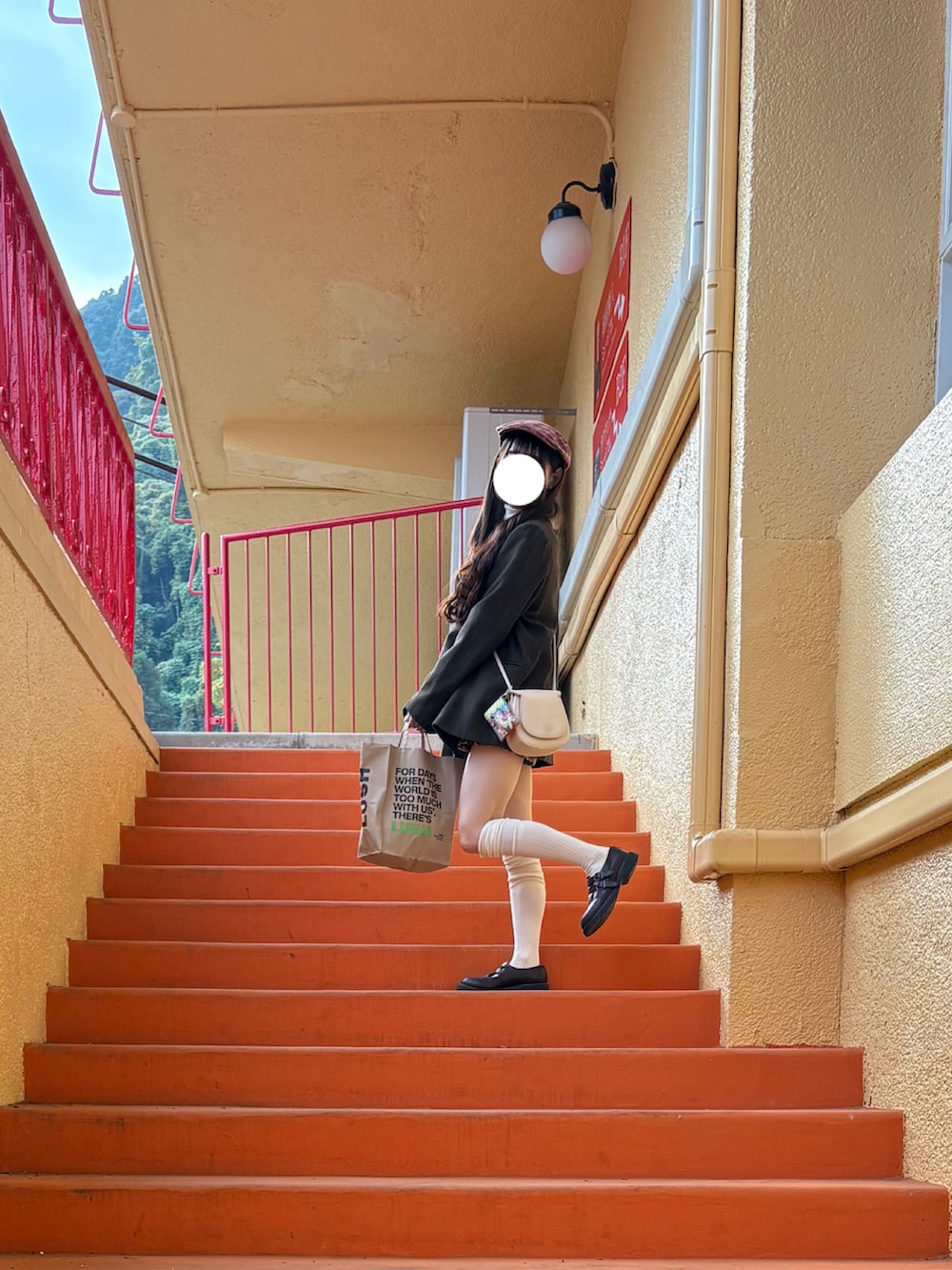 ブラウン系のジャケット/アウター、その他のパンツ、ブラウン系のその他シューズを着用したレディースの秋コーディネートの2枚目の写真