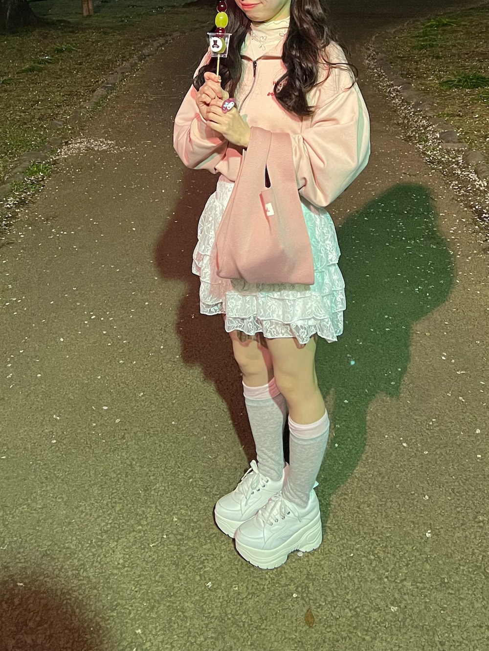 「低身長、低身長コーデ、低身長女子、ピンク、pink、春、桜、お花見コーデ、レース、LAKOLE、ローリーズファーム(LOWRYS FARM)、INGNI、キティちゃん」｜「INGNIのレースフリルミニスカパン／Ａ（スカート、ホワイト系）」を使った、モエさん（レディース・148cm）の春コーディネートの2枚目の写真