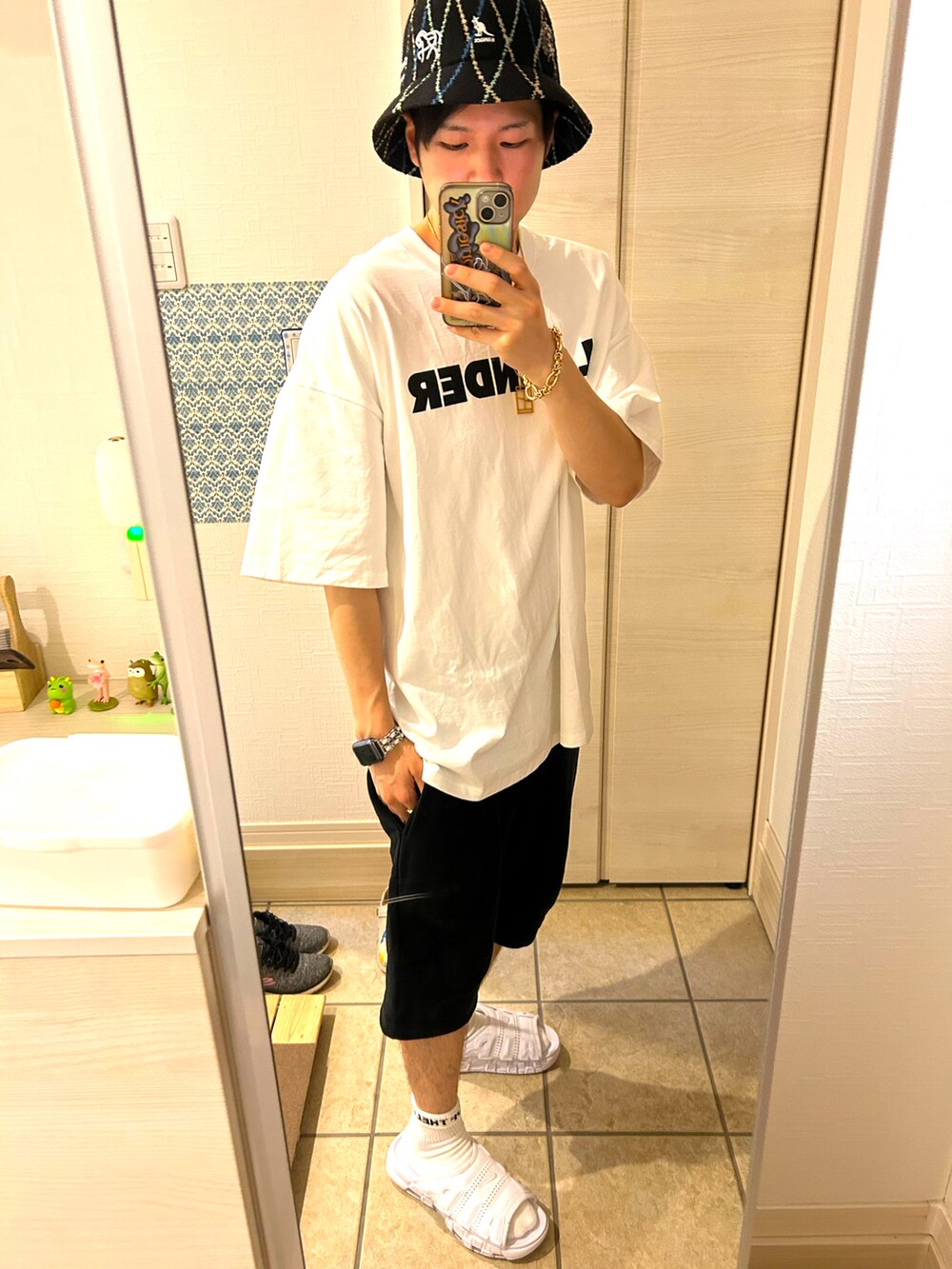 ホワイト系のTシャツ/カットソー、ブラック系のその他パンツ、ホワイト系のサンダルを着用したメンズの夏コーディネートの2枚目の写真