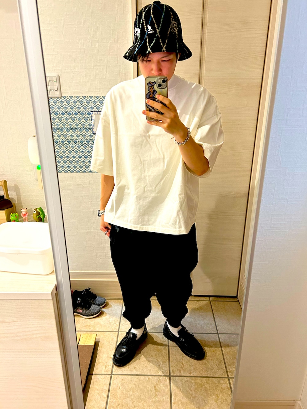 「KANGOL、ハット、Dr.Martens、ローファー、白Tシャツ、UNITED TOKYO、サルエルパンツ」｜「KANGOLのアイテム（ハット、ブラック系）」を使った、ラダバンプさん（メンズ・167cm）の夏コーディネートの2枚目の写真