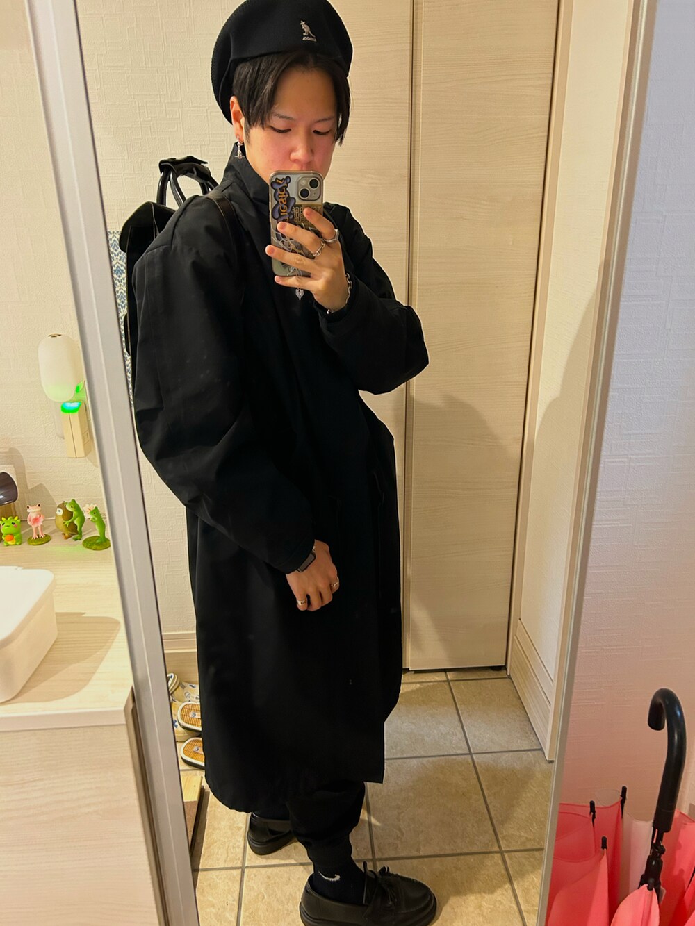 ブラック系のモッズコート、ブラック系のその他パンツ、ブラック系のローファーを着用したメンズの春コーディネートの2枚目の写真