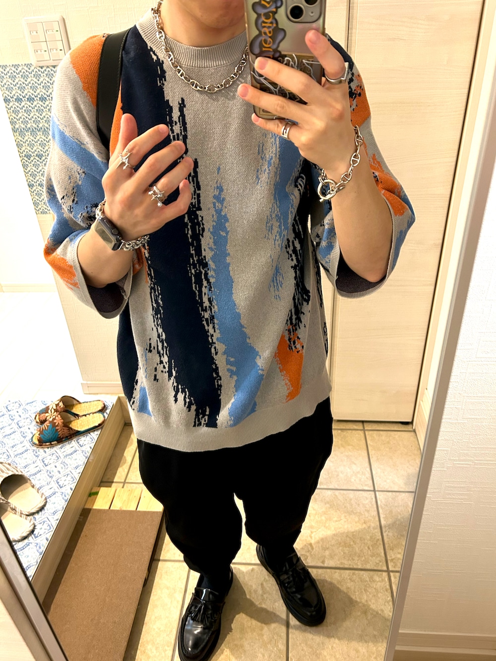 「GUCCI、stussy、EMMA  CLOTHES、サマーニット、Dr.Martens、ローファー、サルエルパンツ、アクセサリー、HARE」｜「EMMA CLOTHESのイレギュラーストライプ ジャガード編みクルーネック半袖ニット EMMA CLOTHES 2023SS（ニット/セーター、グレー系）」を使った、ラダバンプさん（メンズ・167cm）の夏コーディネートの2枚目の写真