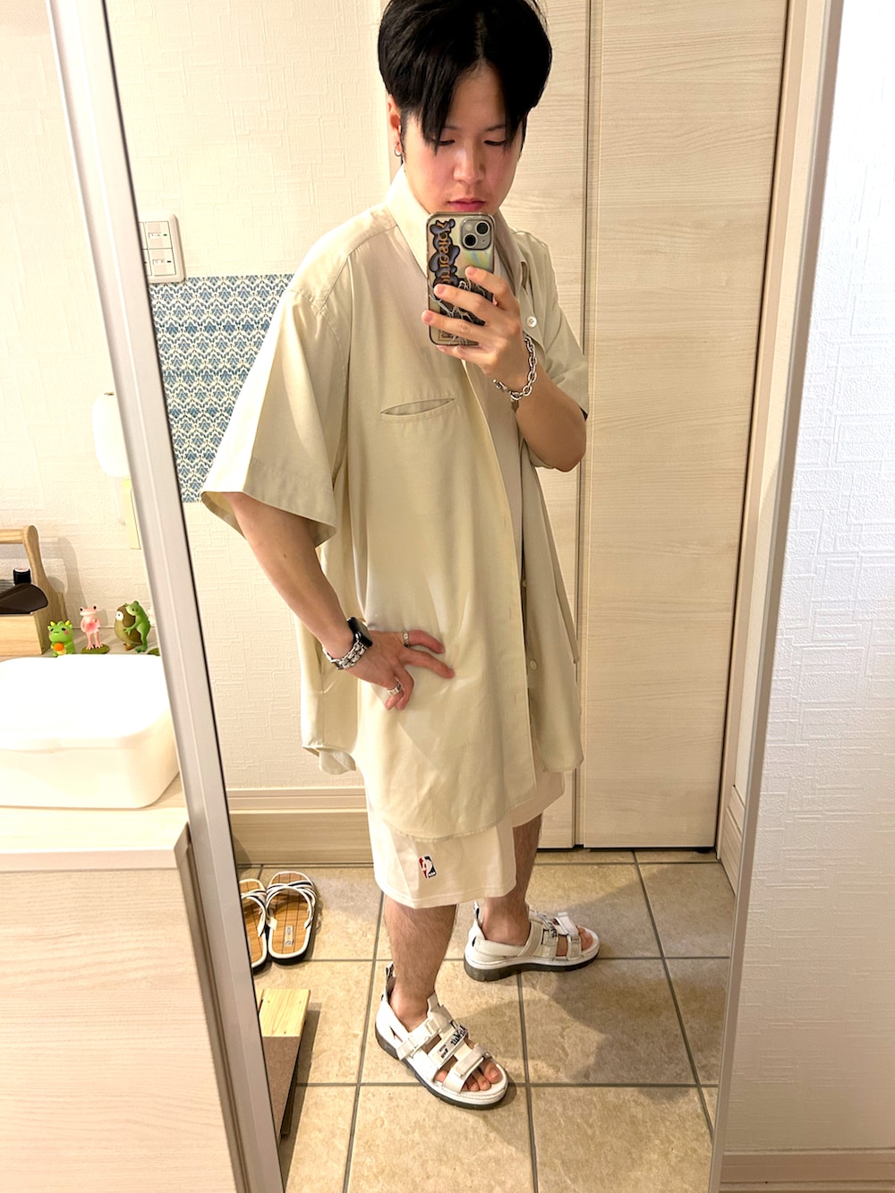ホワイト系のサンダル、ベージュ系のスウェットパンツ、ベージュ系のシャツ/ブラウスを着用したメンズの春コーディネートの2枚目の写真