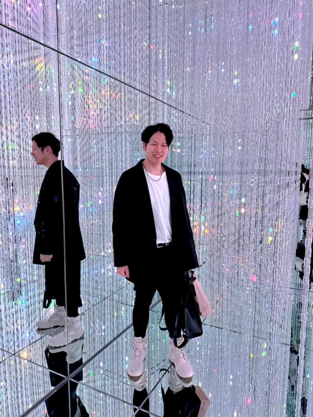 「チームラボ、おでかけコーデ、白Tシャツ、ジャケット、ブーツ、ハイカット、Dr.Martens、Y-3」｜「CAMBIOのmp9479-Super Stretch Twill Surrouel Tapered Silhouette Pants パンツ（その他パンツ、ブラック系）」を使った、ラダバンプさん（メンズ・167cm）の春コーディネートの2枚目の写真
