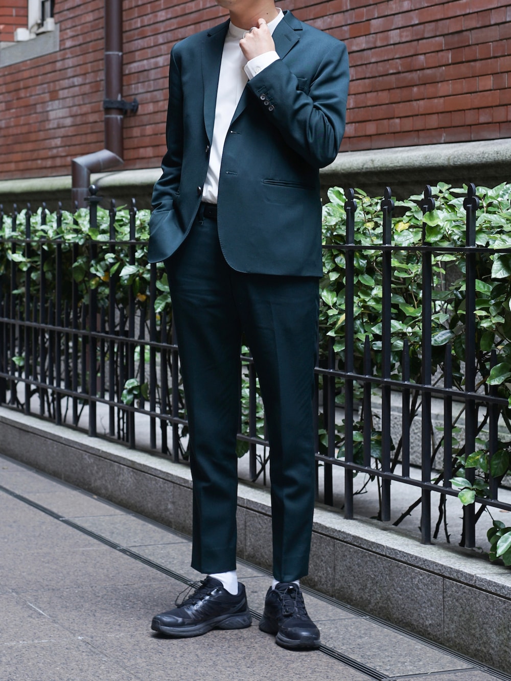 グリーン系のテーラードジャケット、ホワイト系のシャツ/ブラウス、グリーン系のスラックスを着用したメンズの春コーディネートの4枚目の写真